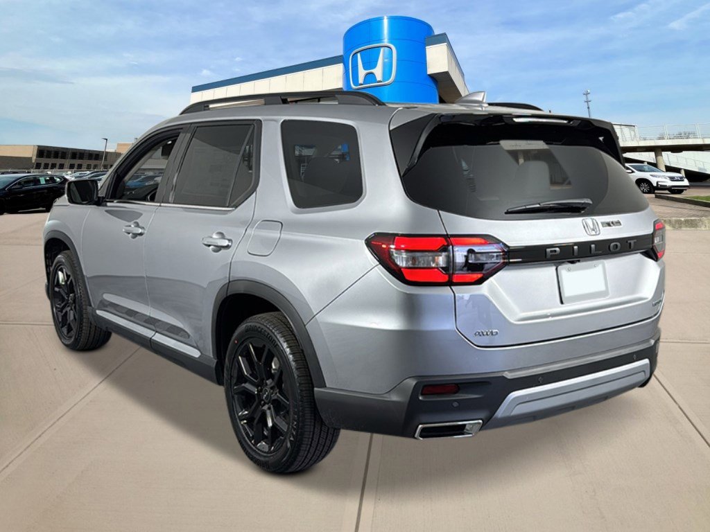 New 2025 Honda Pilot Touring image 3