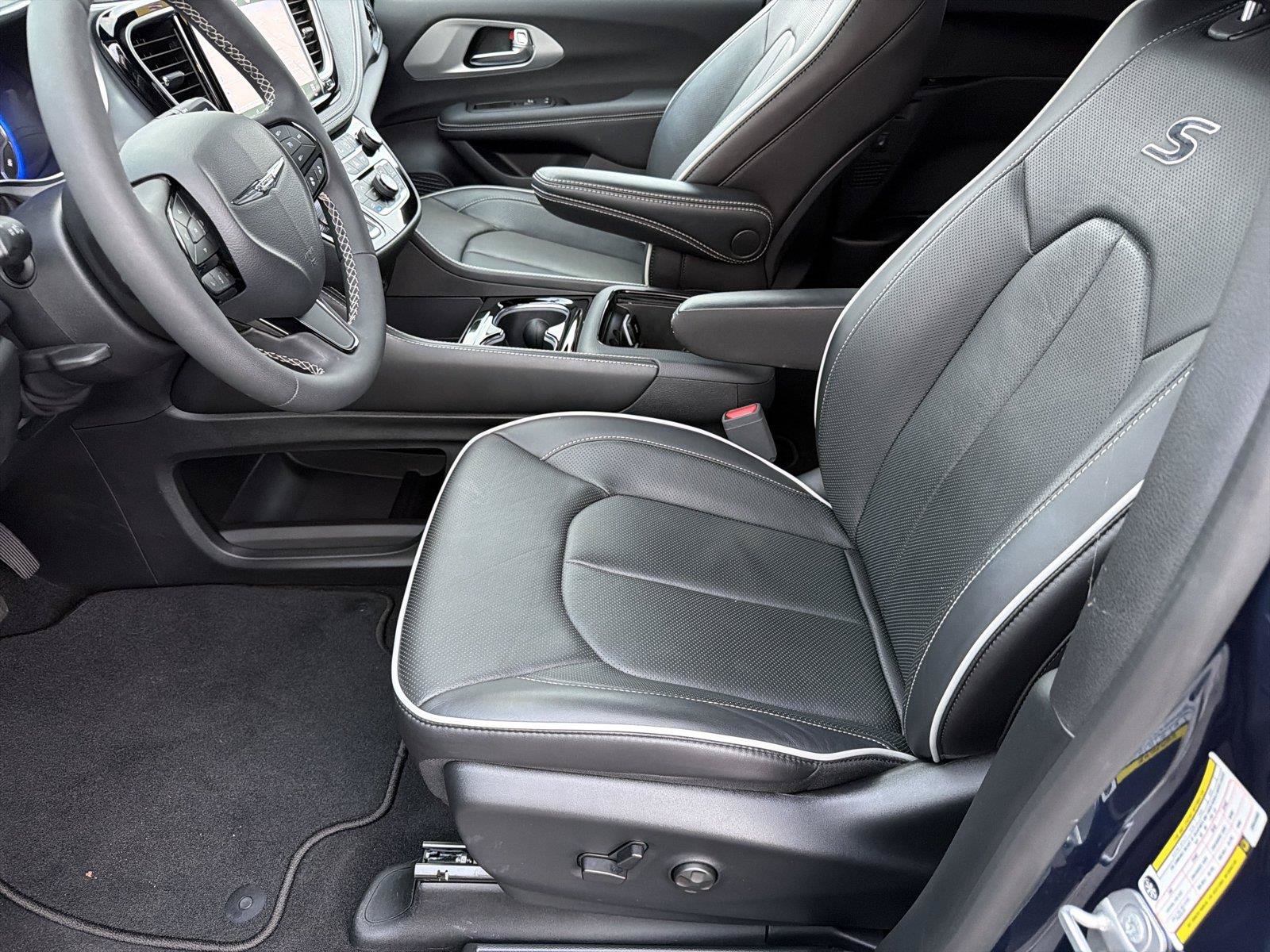 Used 2025 Chrysler Pacifica Limited AWD/4WD image 8
