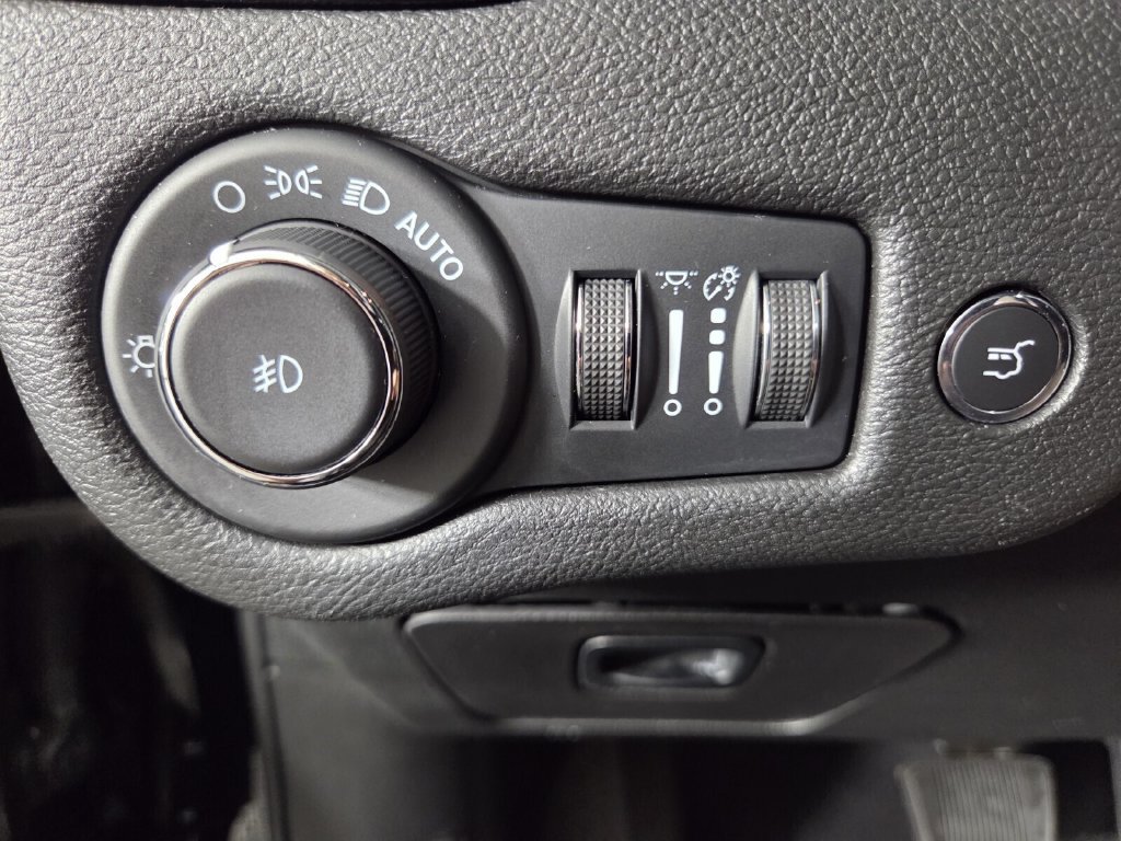 Used 2023 Jeep Cherokee Altitude Lux AWD/4WD image 18