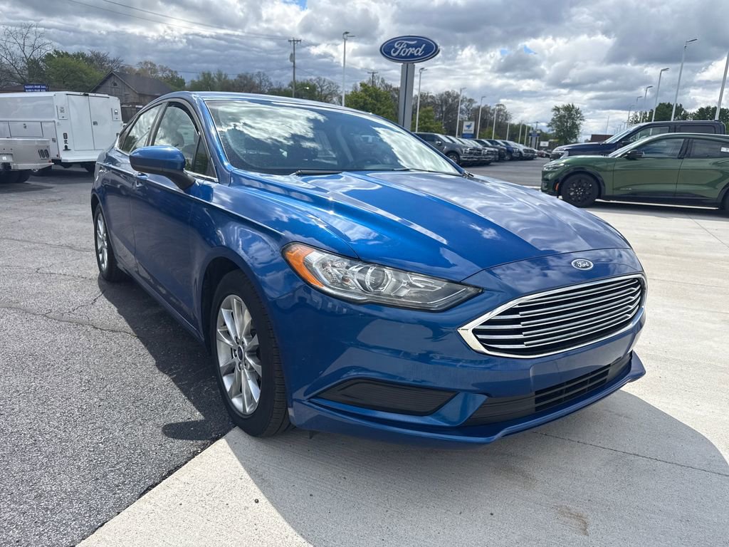 Used 2017 Ford Fusion SE w/ Fusion SE Technology Package FWD image 4