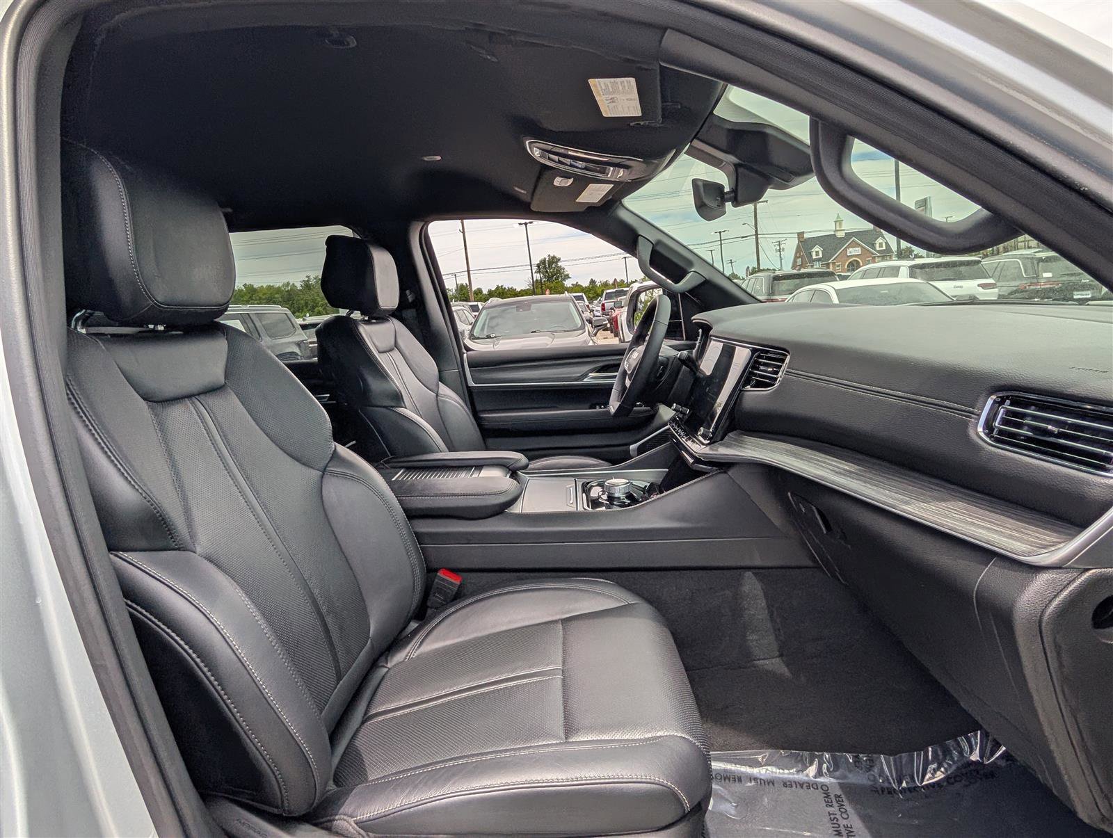 Used 2024 Jeep Wagoneer L Series II w/ Flexible Seating Group image 10