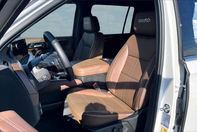 Used 2025 Chevrolet Suburban High Country image 21