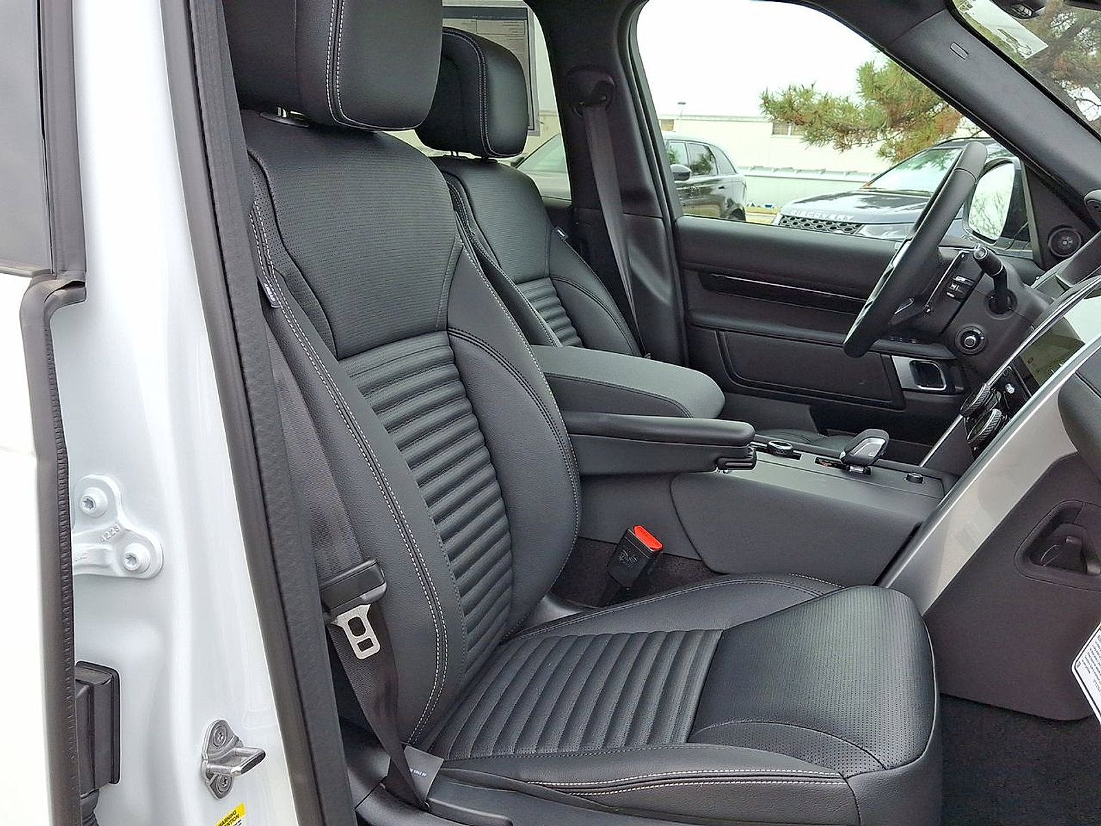 Certified 2025 Land Rover Discovery S AWD/4WD image 30