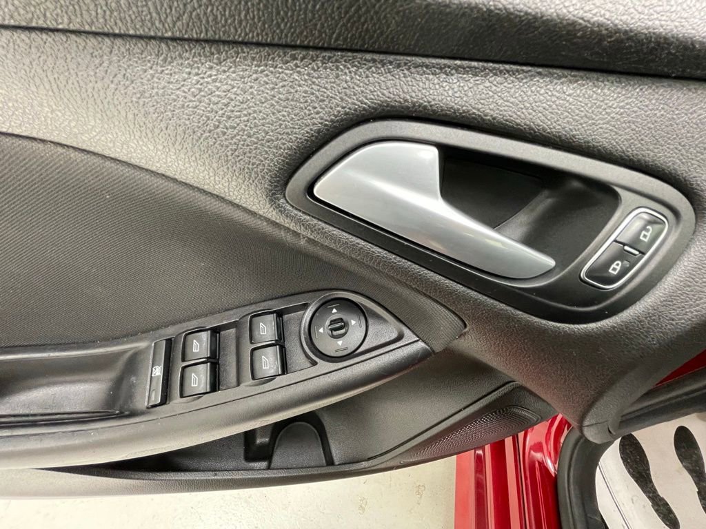 Used 2015 Ford Focus SE w/ SE Sport Package image 10