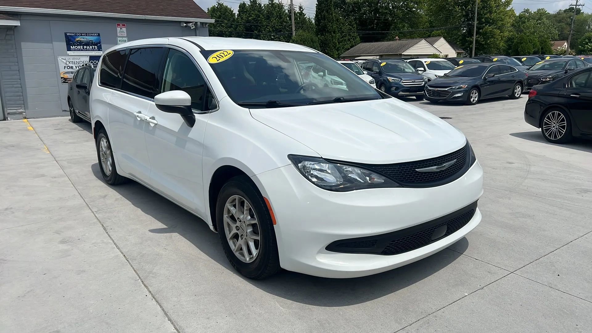 Used 2022 Chrysler Voyager LX image 3