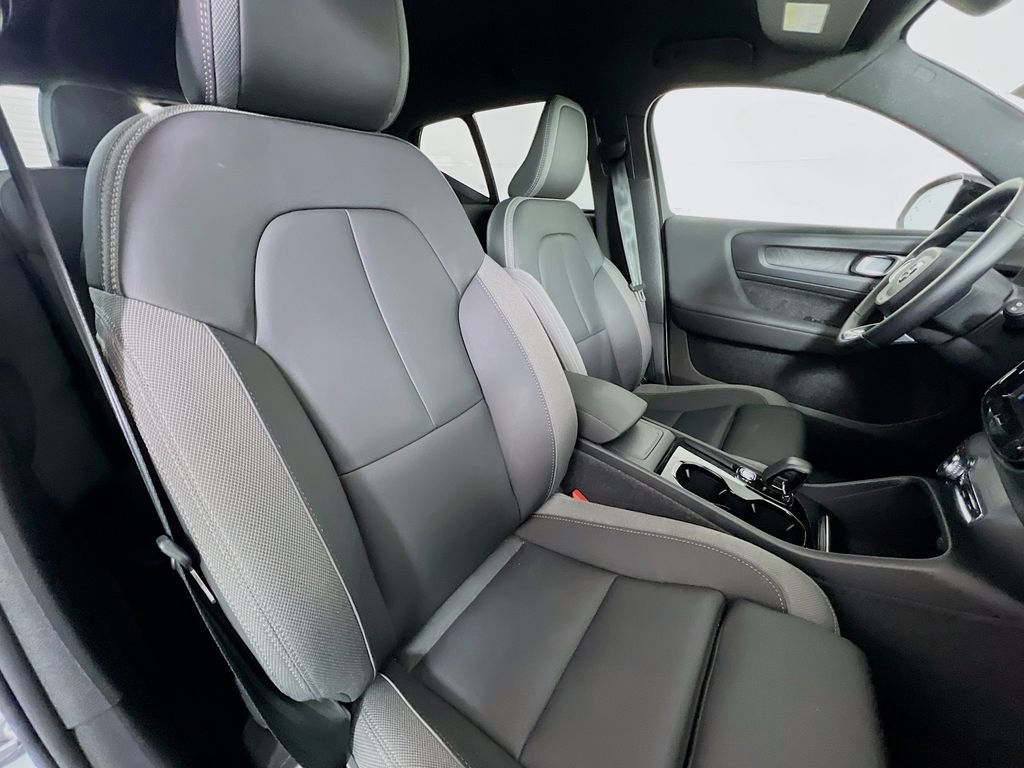 Used 2023 Volvo XC40 Recharge Core image 28