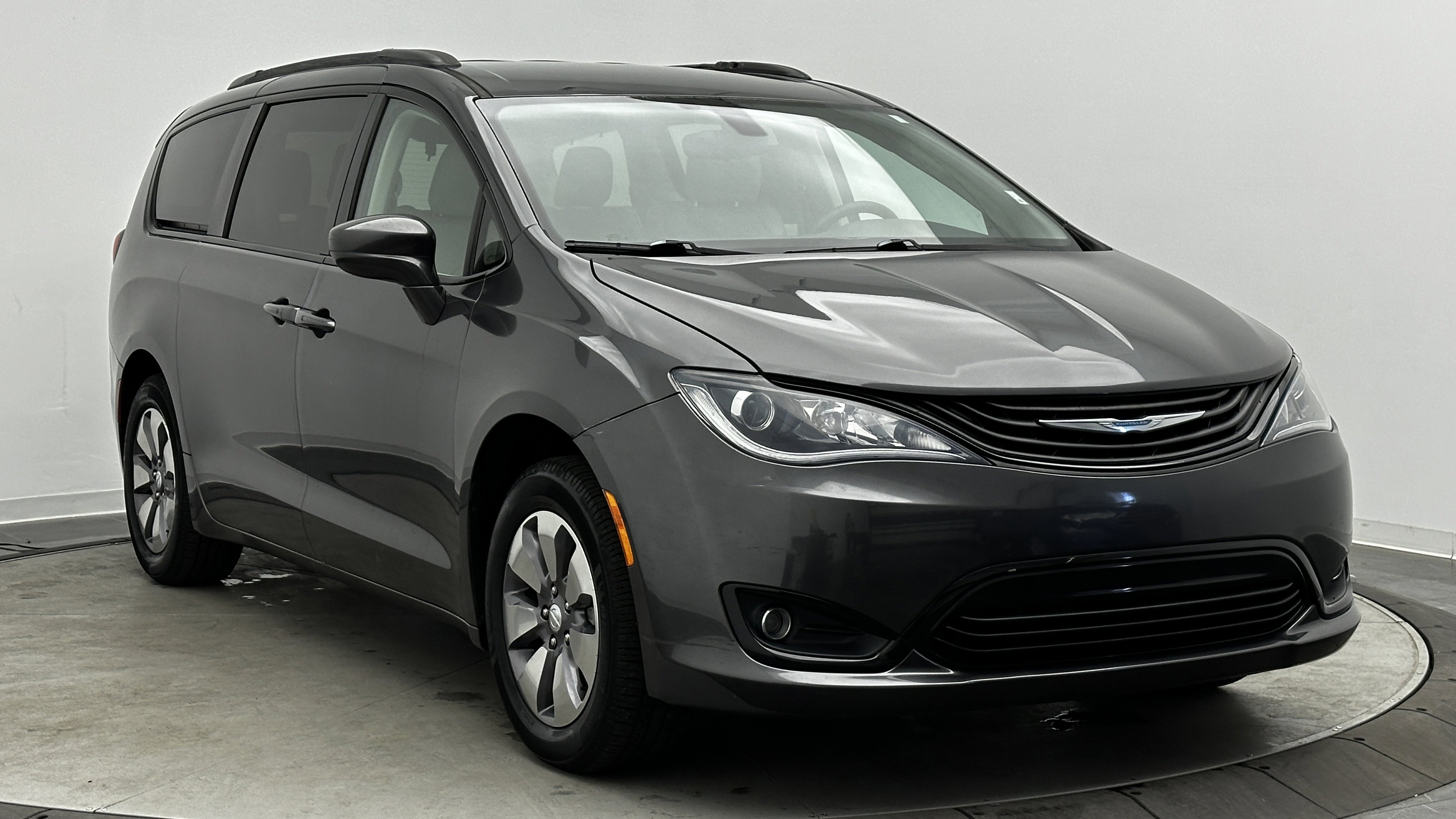 Used 2018 Chrysler Pacifica Touring-L image 3