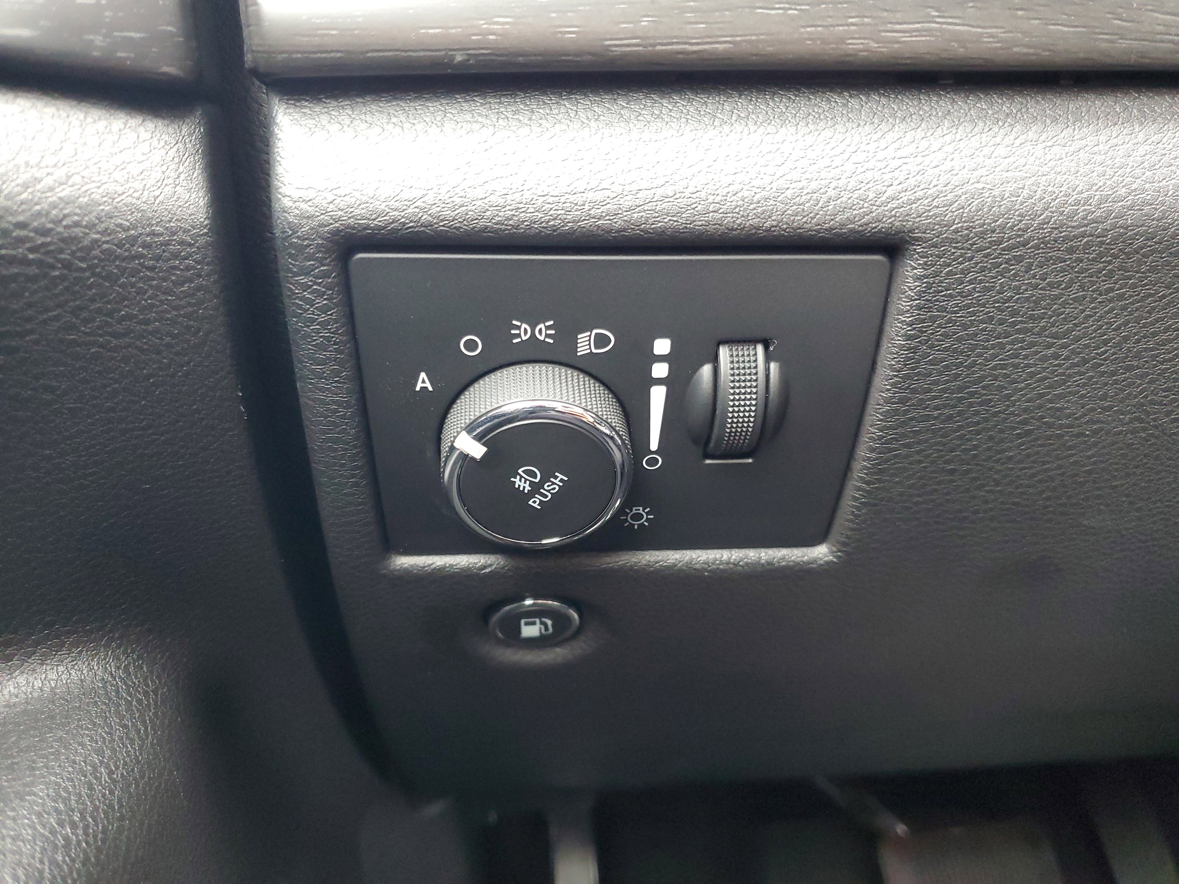 Used 2018 Jeep Grand Cherokee Laredo image 29