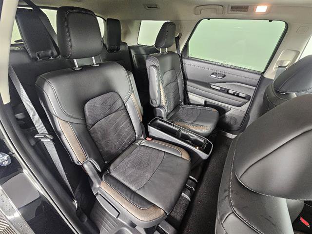 New 2025 Nissan Pathfinder Platinum AWD/4WD image 17
