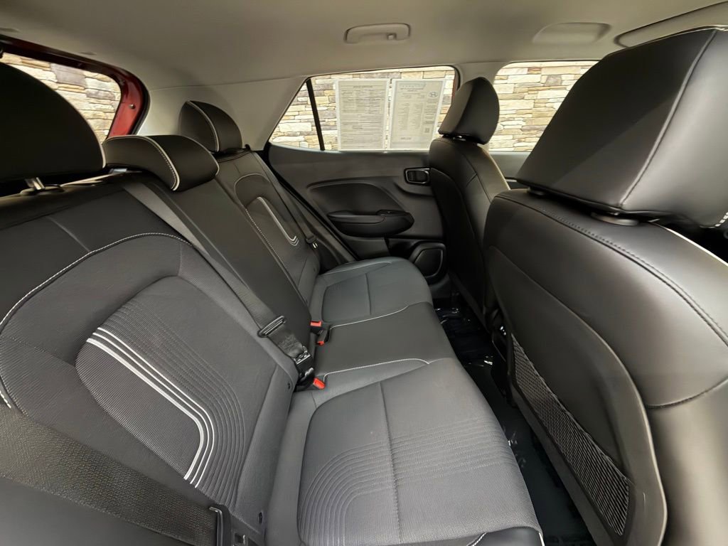 Used 2024 Hyundai Venue Limited FWD image 31