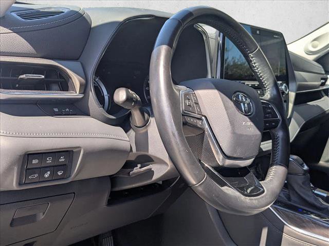 Used 2021 Toyota Highlander Limited image 11