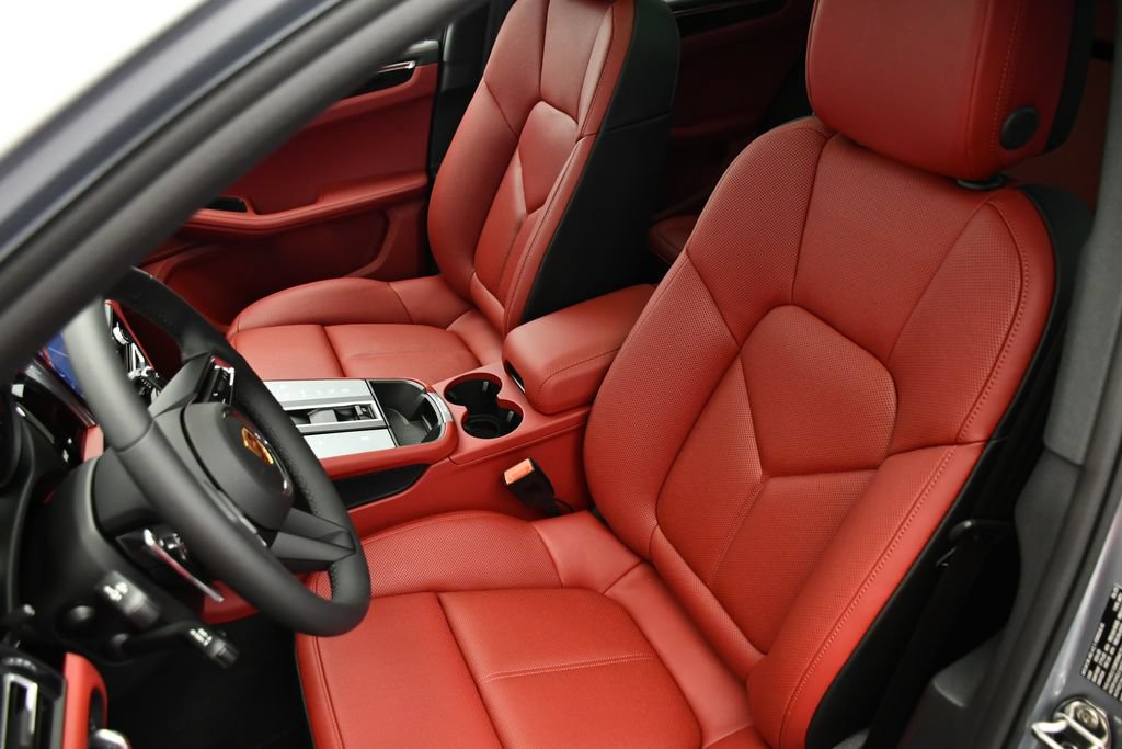 Certified 2026 Porsche Macan AWD/4WD image 41