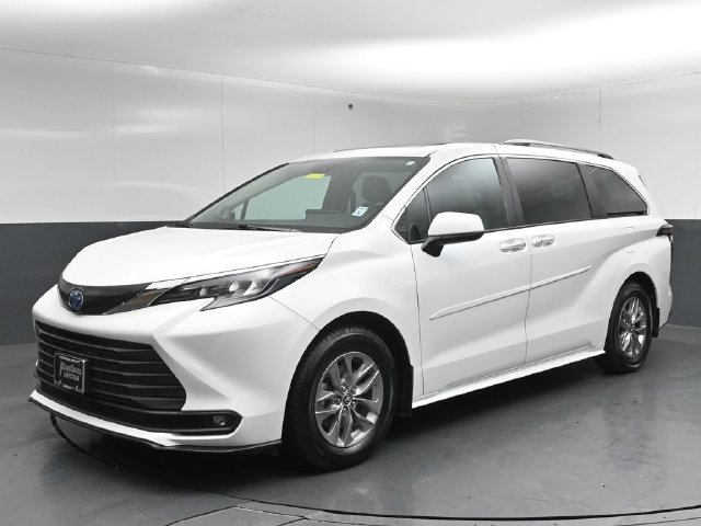 Used 2025 Toyota Sienna XLE w/ XLE Plus Package AWD/4WD image 3