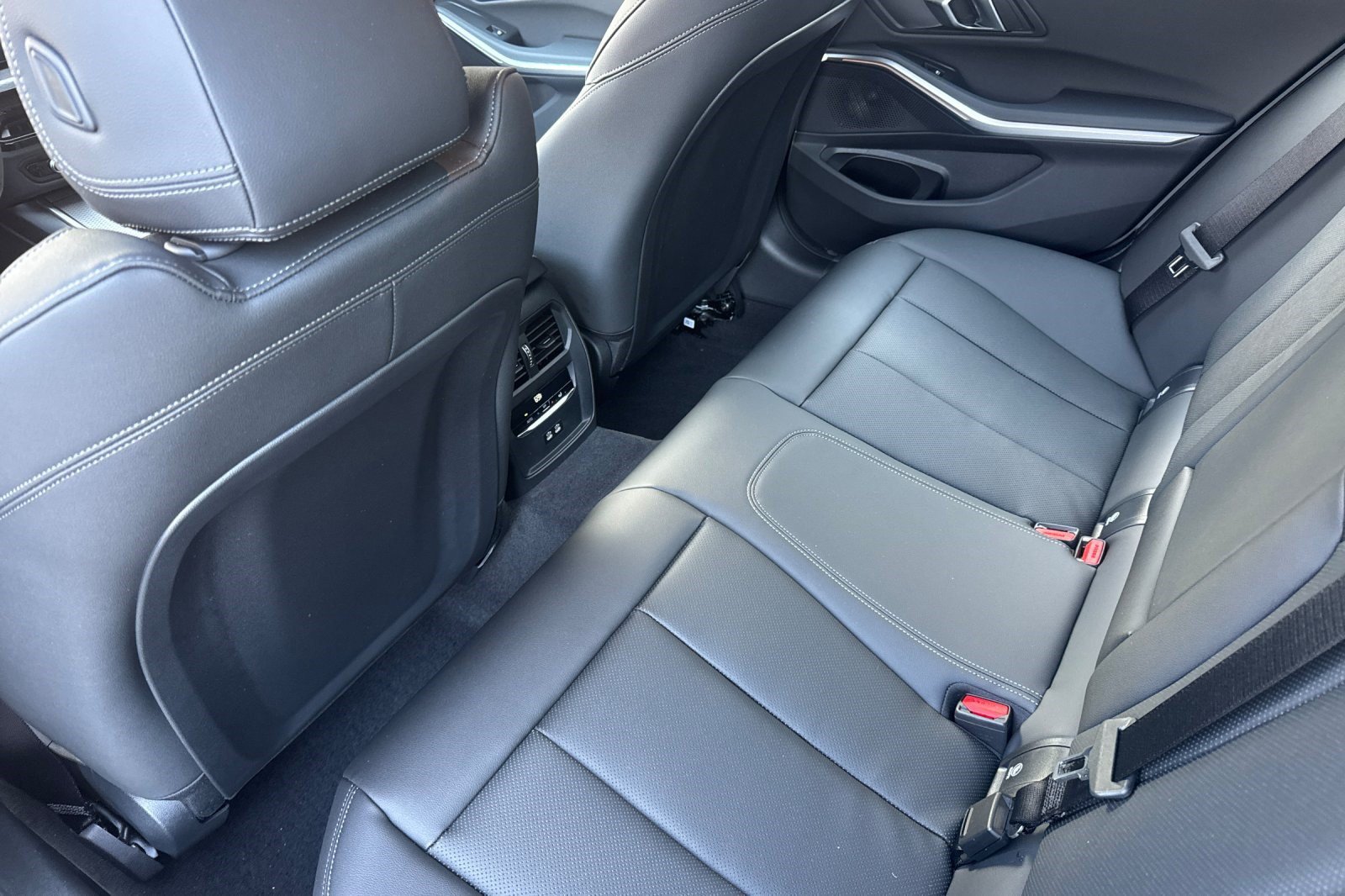 Used 2026 BMW 330i Sedan w/ Premium Package RWD image 24