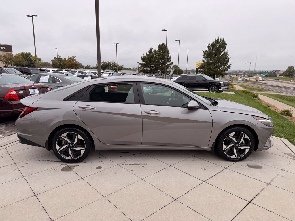 Used 2023 Hyundai Elantra SEL w/ Convenience Package FWD image 9