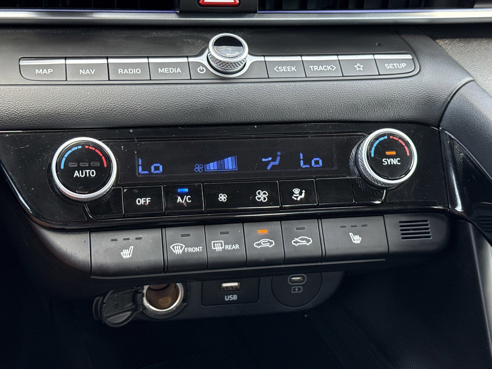 Certified 2025 Hyundai Elantra Limited image 26