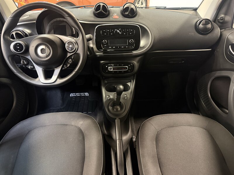 Used 2017 smart fortwo passion RWD image 18