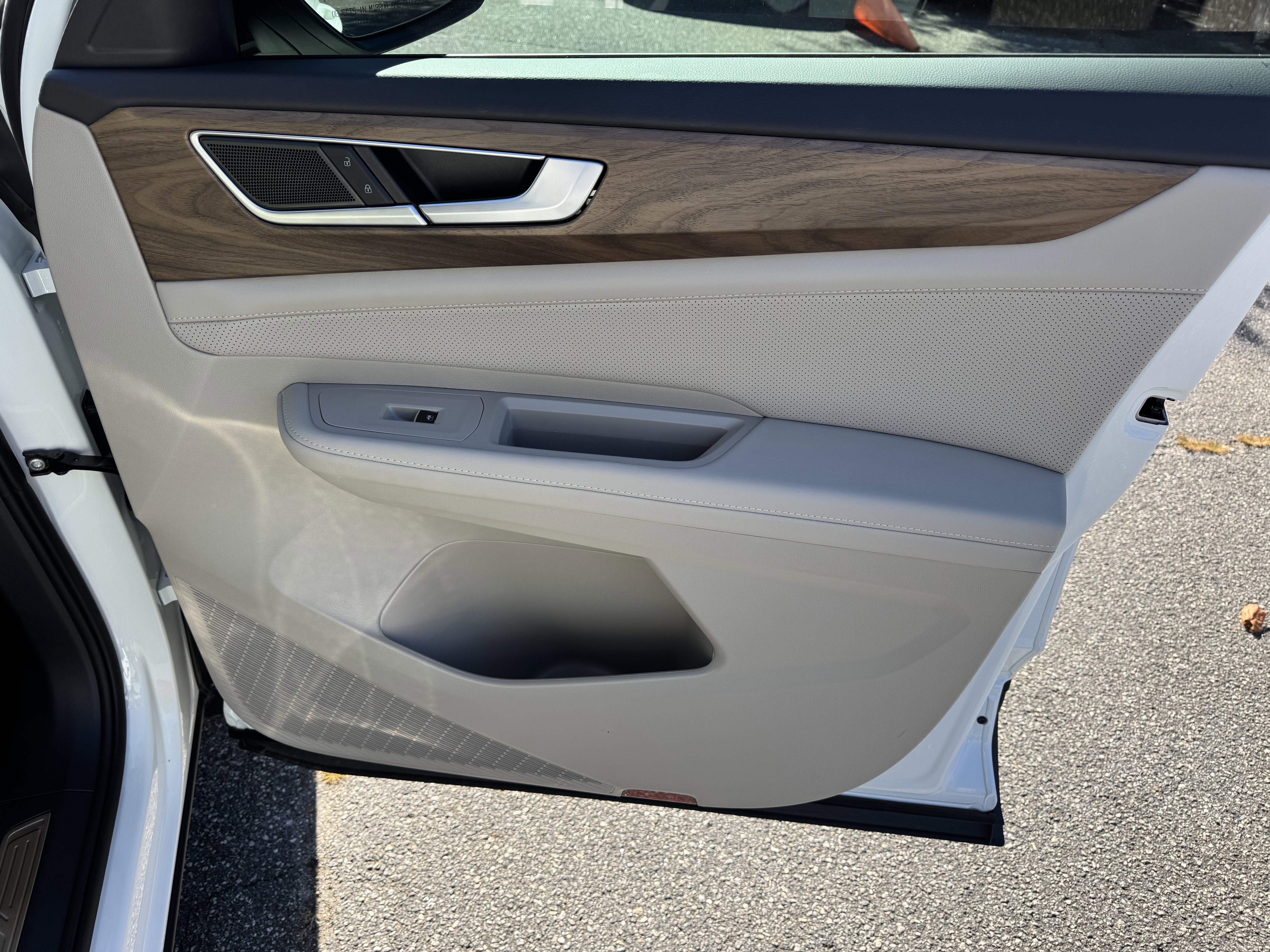 Used 2025 Volkswagen Atlas SE image 14