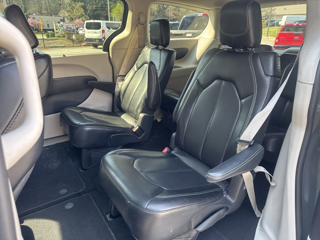 Used 2023 Chrysler Pacifica Touring-L image 14