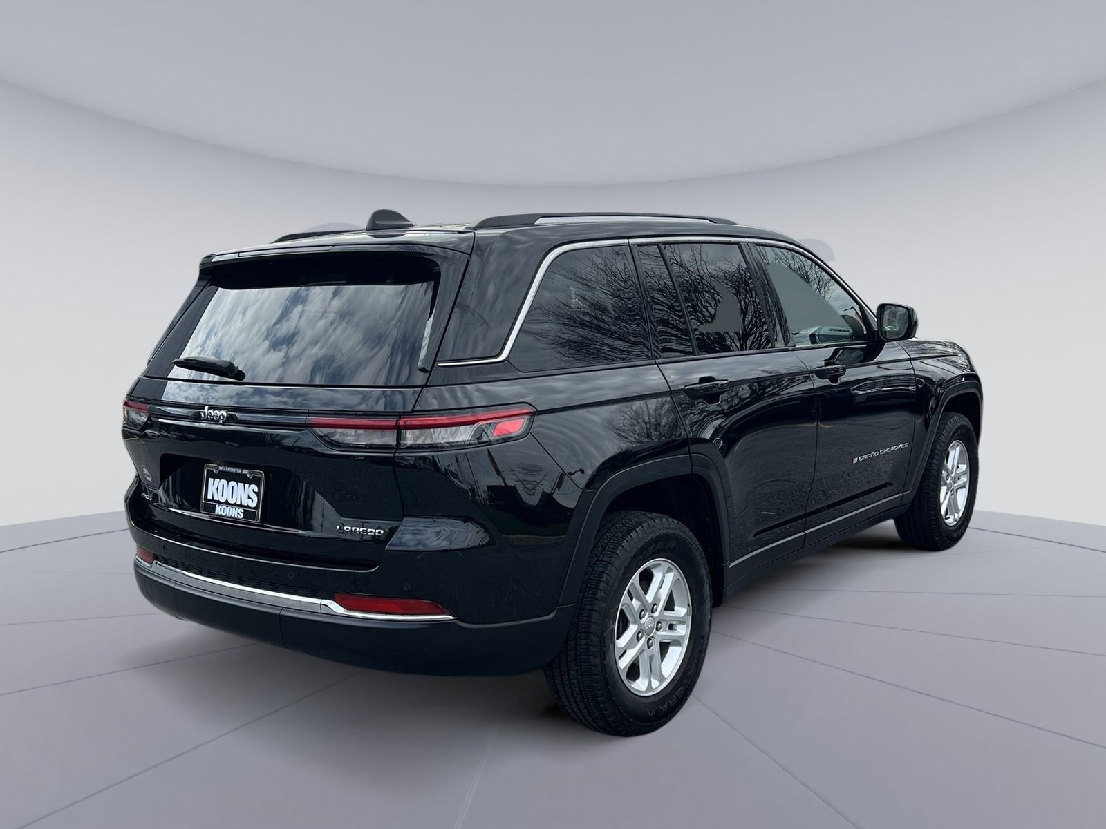 Used 2023 Jeep Grand Cherokee Laredo image 7