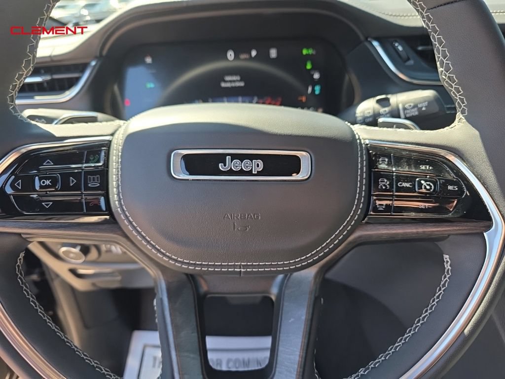 Used 2024 Jeep Grand Cherokee Overland w/ Luxury Tech Group IV AWD/4WD image 32