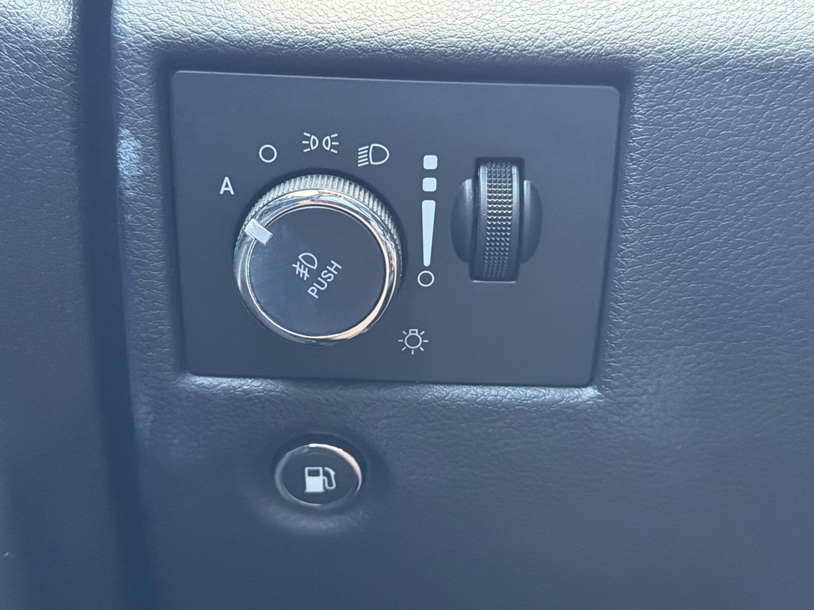 Used 2019 Jeep Grand Cherokee Overland AWD/4WD image 30