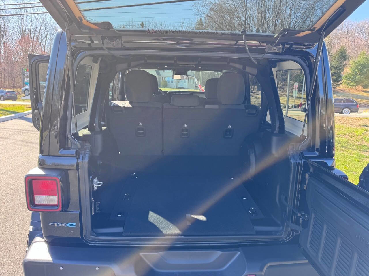 Used 2024 Jeep Wrangler Unlimited image 12