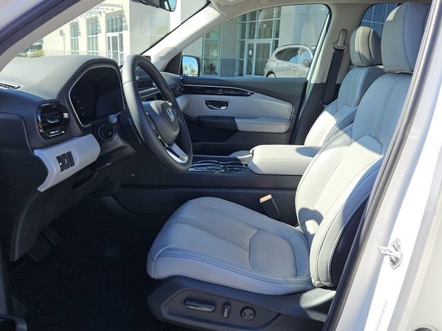 Used 2025 Honda Pilot Touring image 3