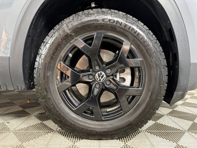 Used 2025 Volkswagen Atlas Peak Edition SE image 9