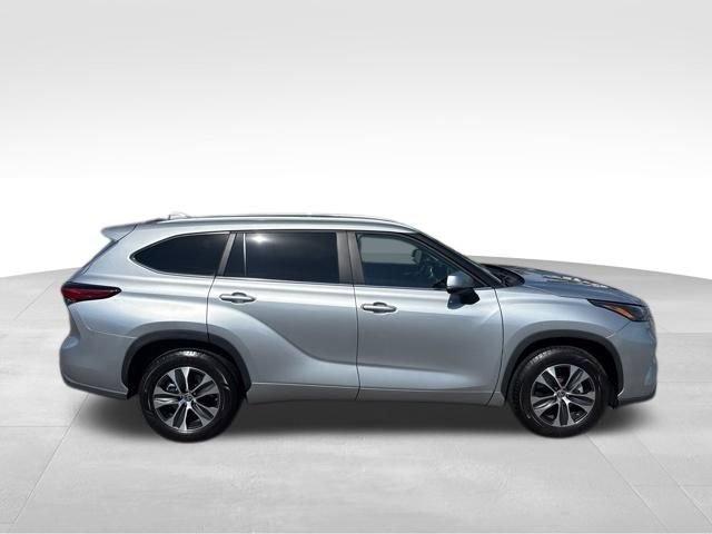 Used 2023 Toyota Highlander XLE FWD image 6