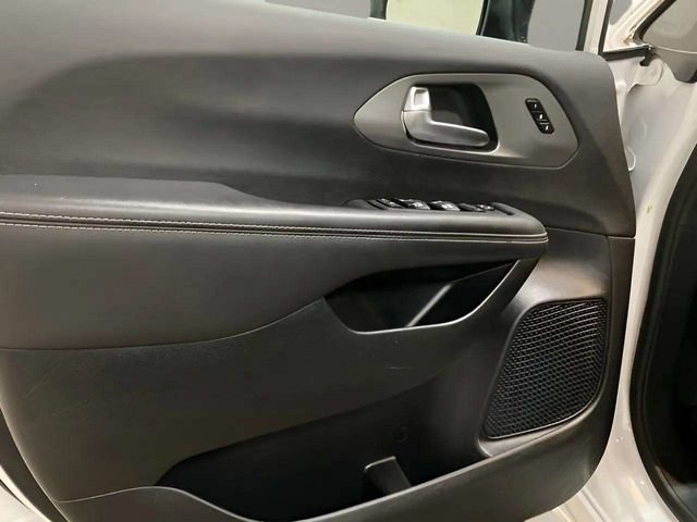 Used 2025 Chrysler Pacifica Select FWD image 28