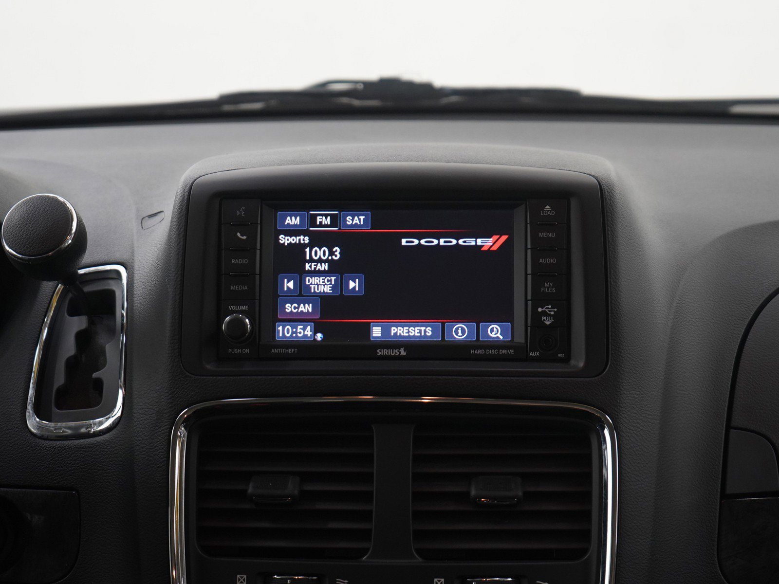 Used 2019 Dodge Grand Caravan SE w/ UConnect Hands-Free Group image 16