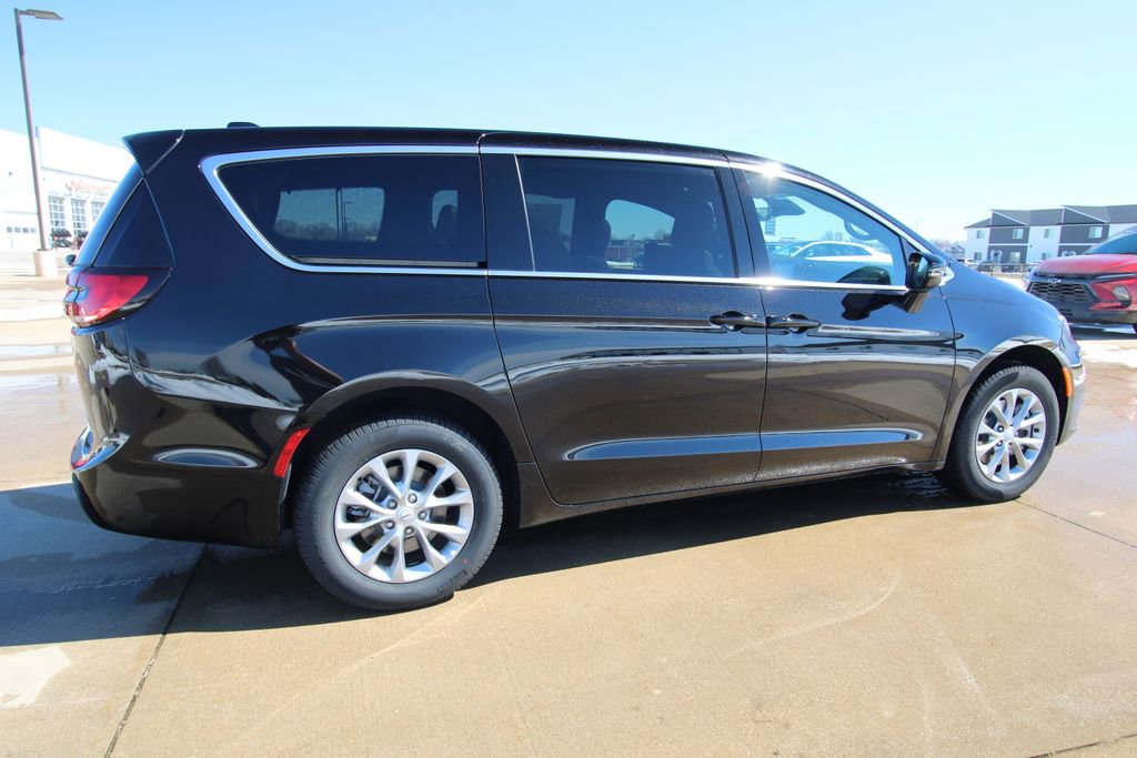 New 2026 Chrysler Pacifica Limited image 5