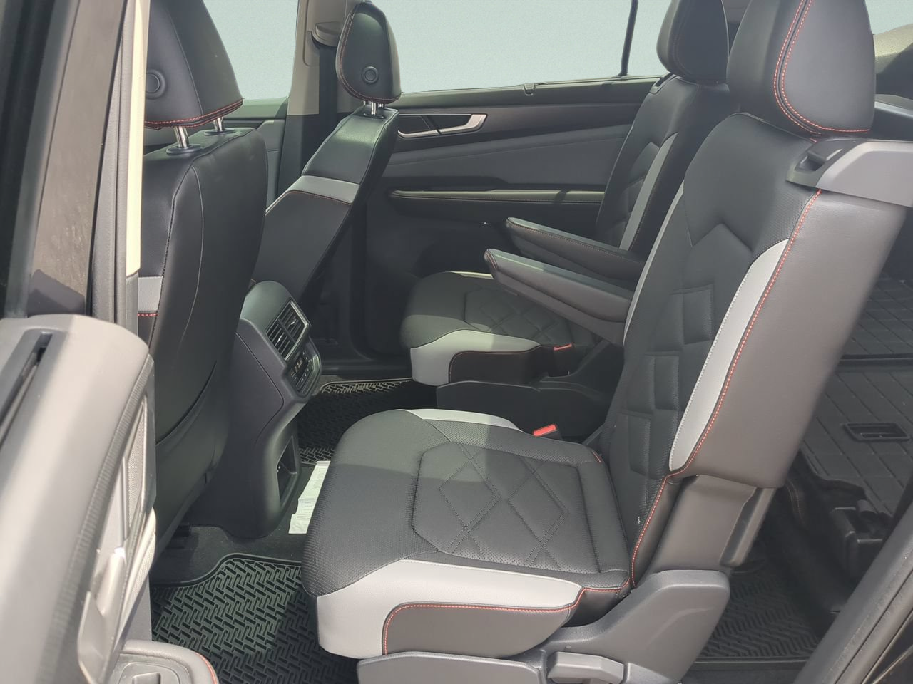 Used 2024 Volkswagen Atlas Peak Edition SEL AWD/4WD image 11