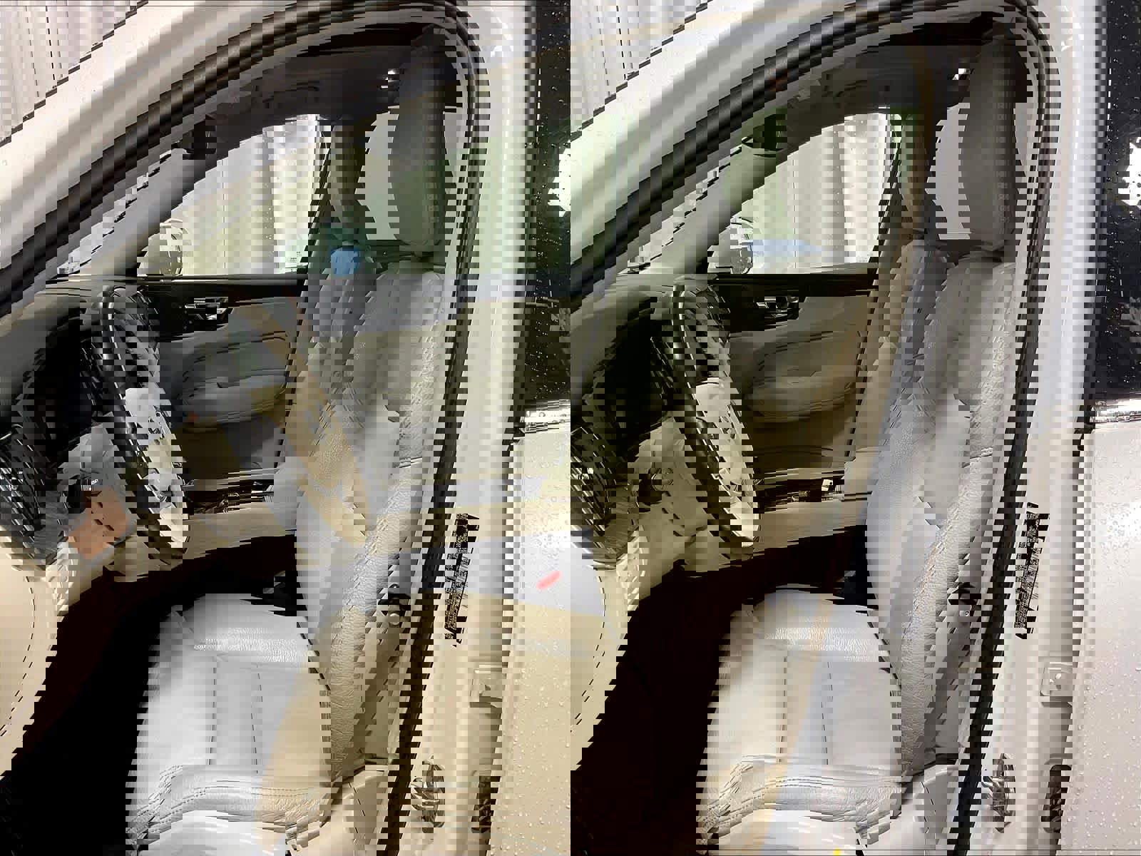 Used 2019 Volvo XC60 T6 Momentum w/ Multimedia Package image 10