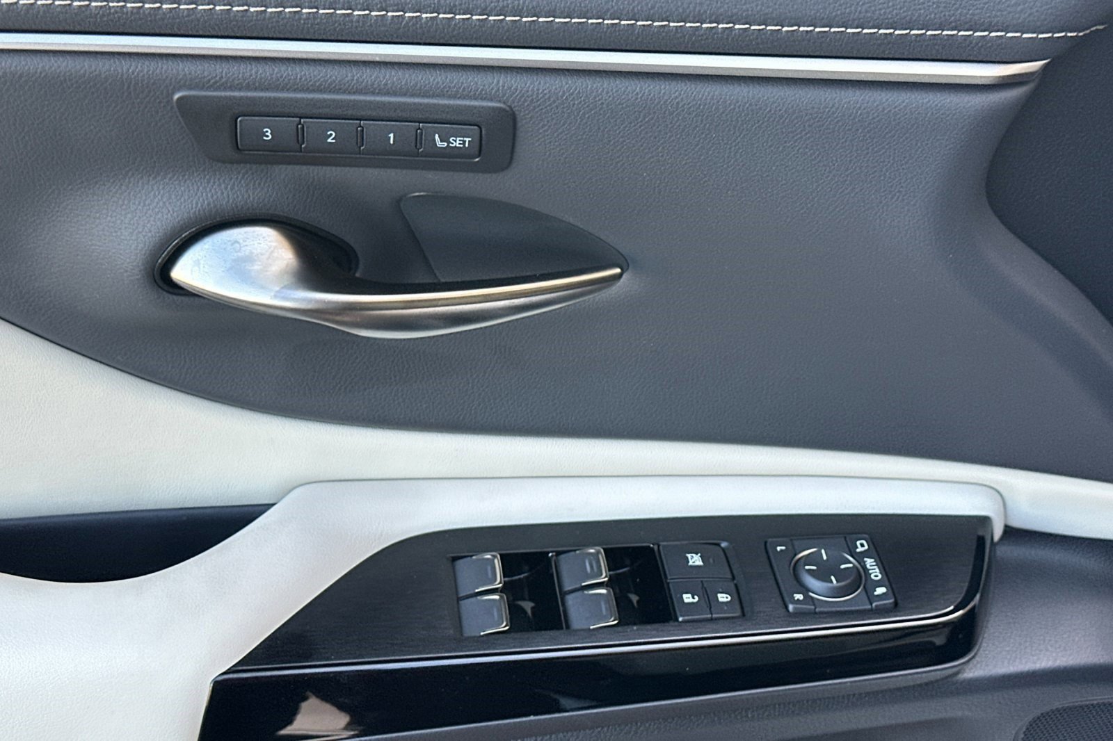 Certified 2025 Lexus ES 300h w/ Premium Package image 15