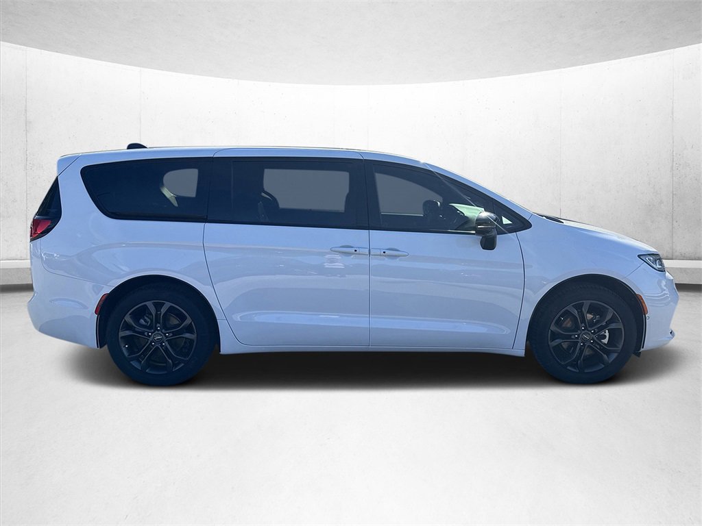 New 2026 Chrysler Pacifica Select image 2