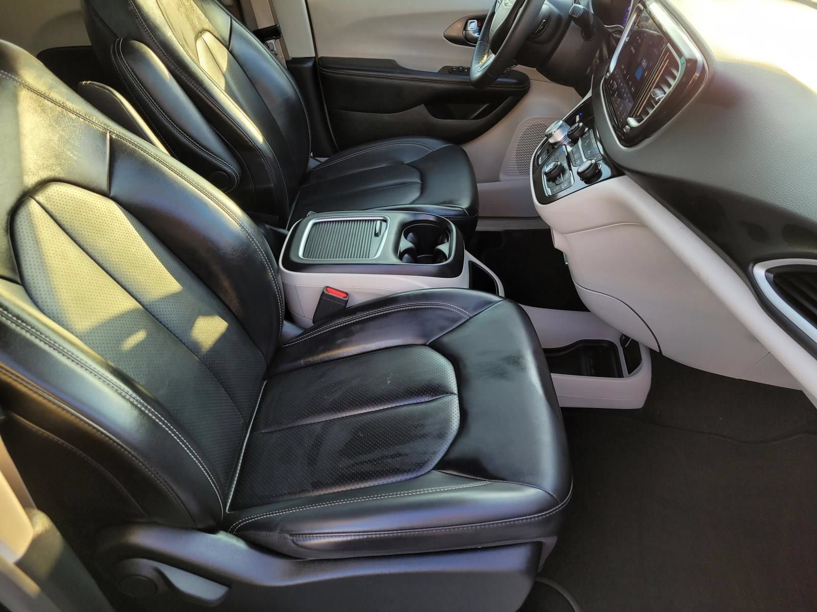 Used 2023 Chrysler Pacifica Touring-L FWD image 10