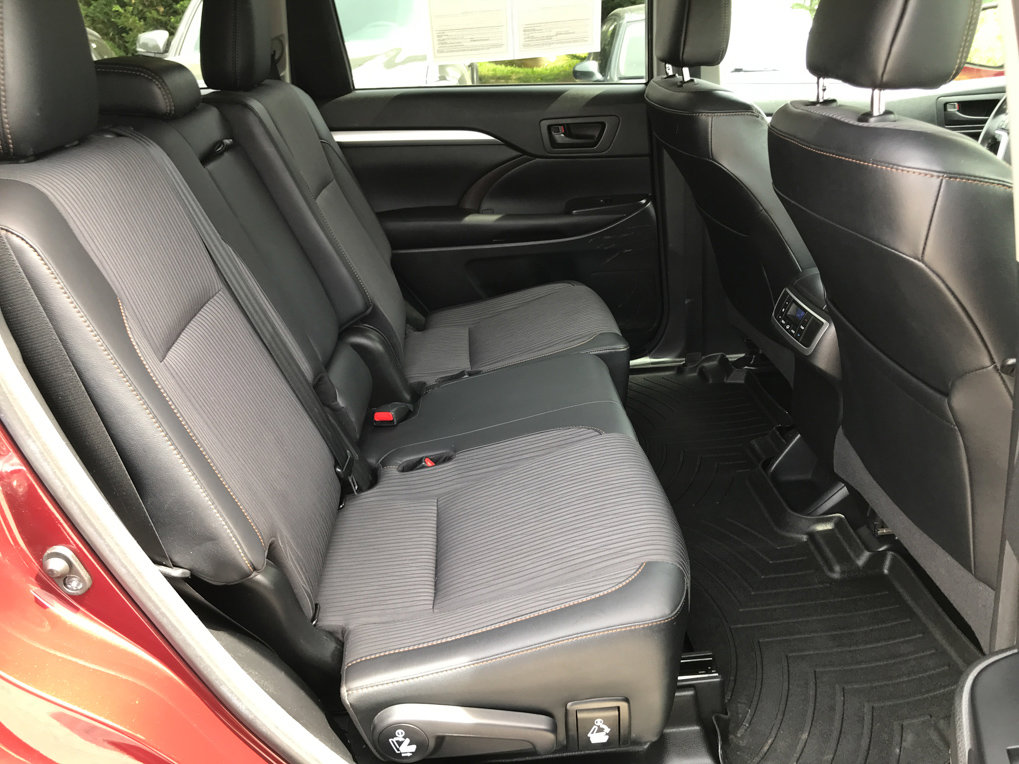 Used 2017 Toyota Highlander Plus w/ Carpet Mat Package AWD/4WD image 30