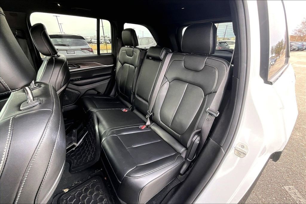 Used 2024 Jeep Grand Cherokee Limited w/ Black Appearance Package image 36