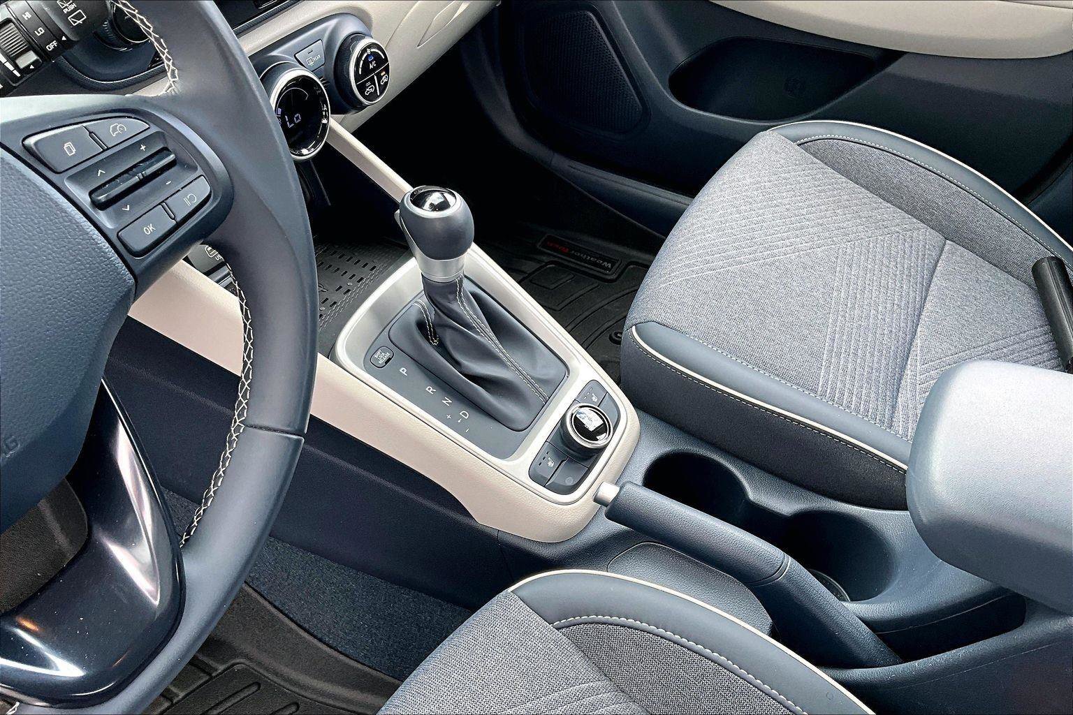 Used 2024 Hyundai Venue Limited FWD image 15