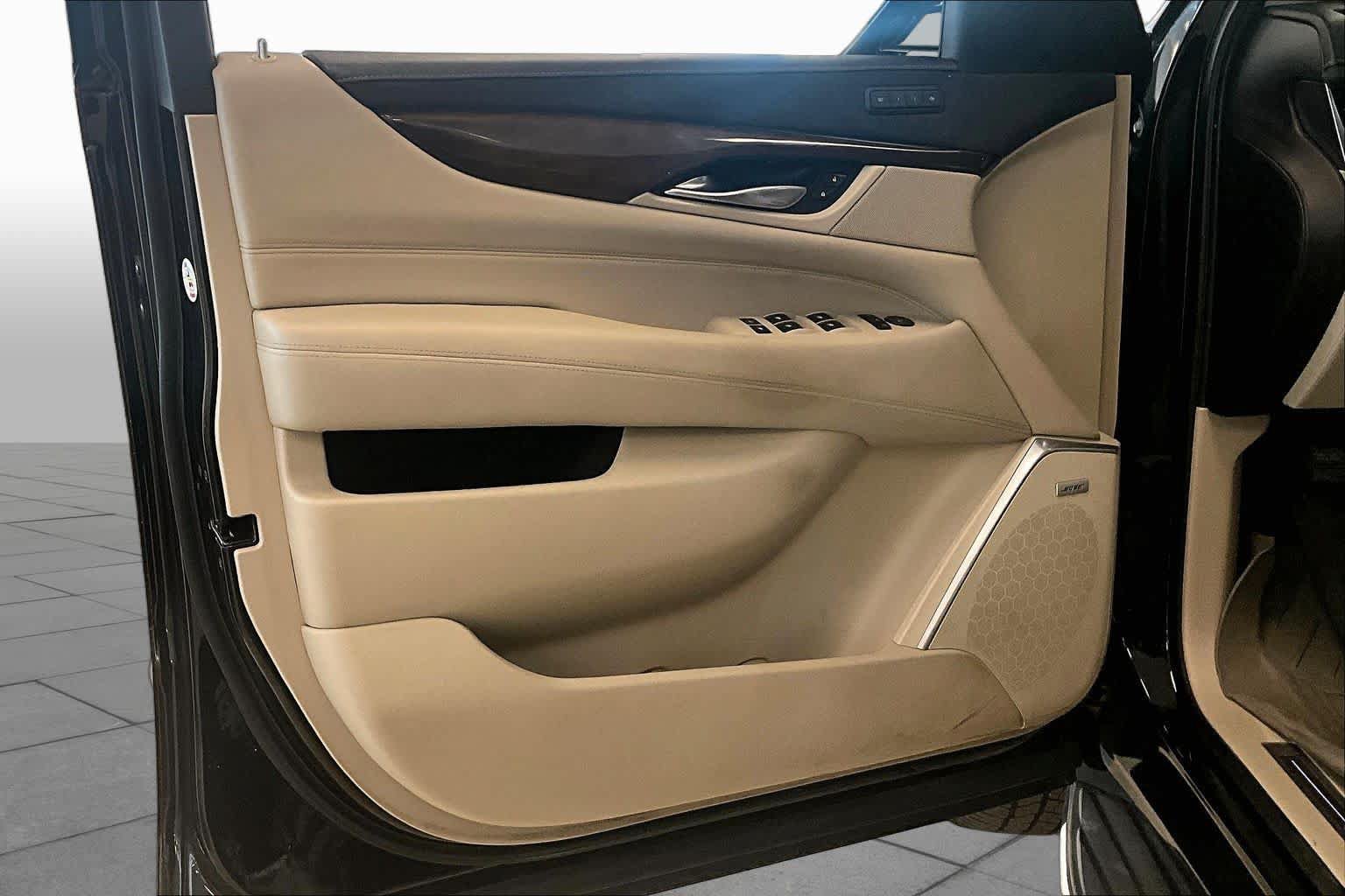 Used 2019 Cadillac Escalade Luxury AWD/4WD image 19