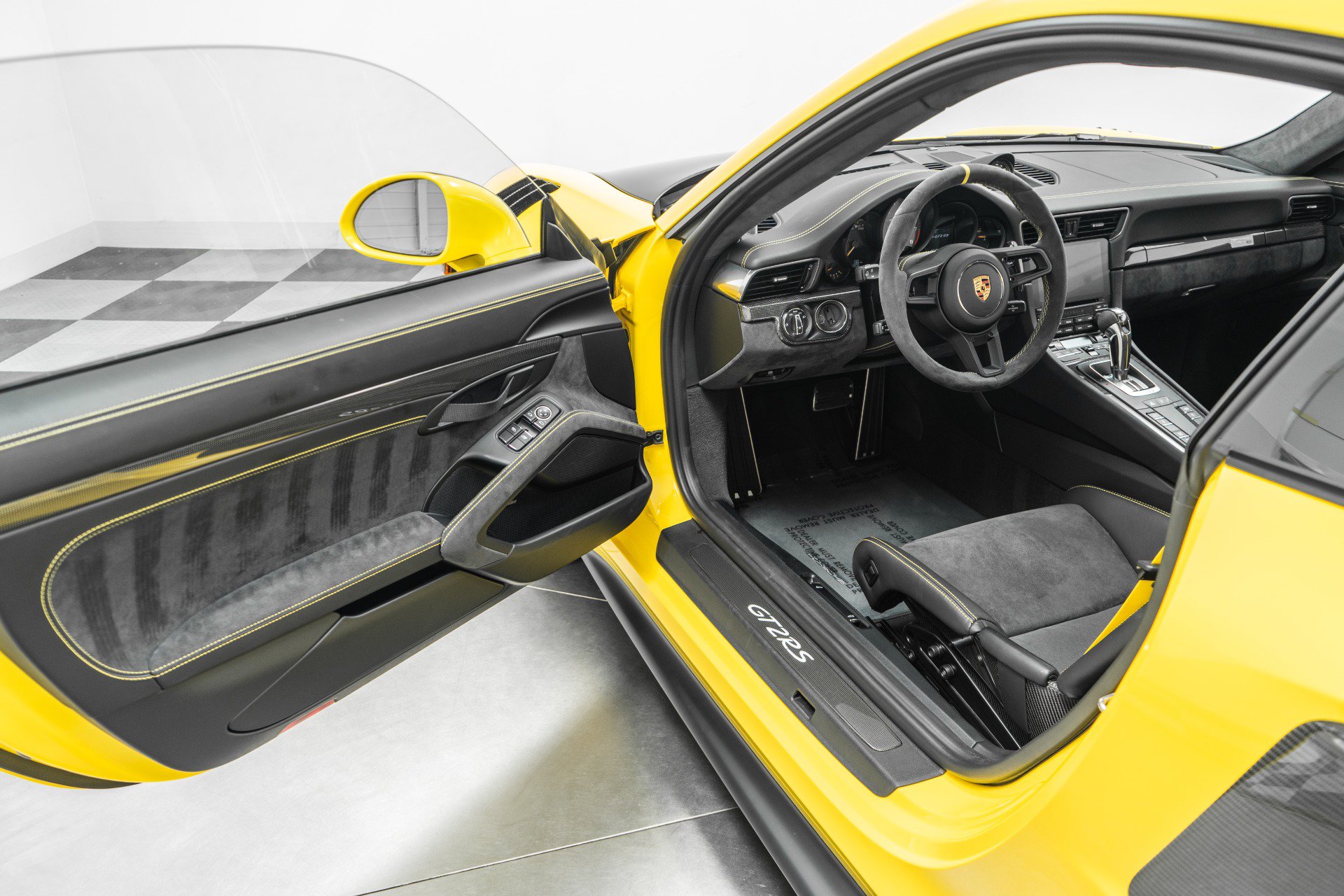 Used 2018 Porsche 911 GT2 RS RWD image 3