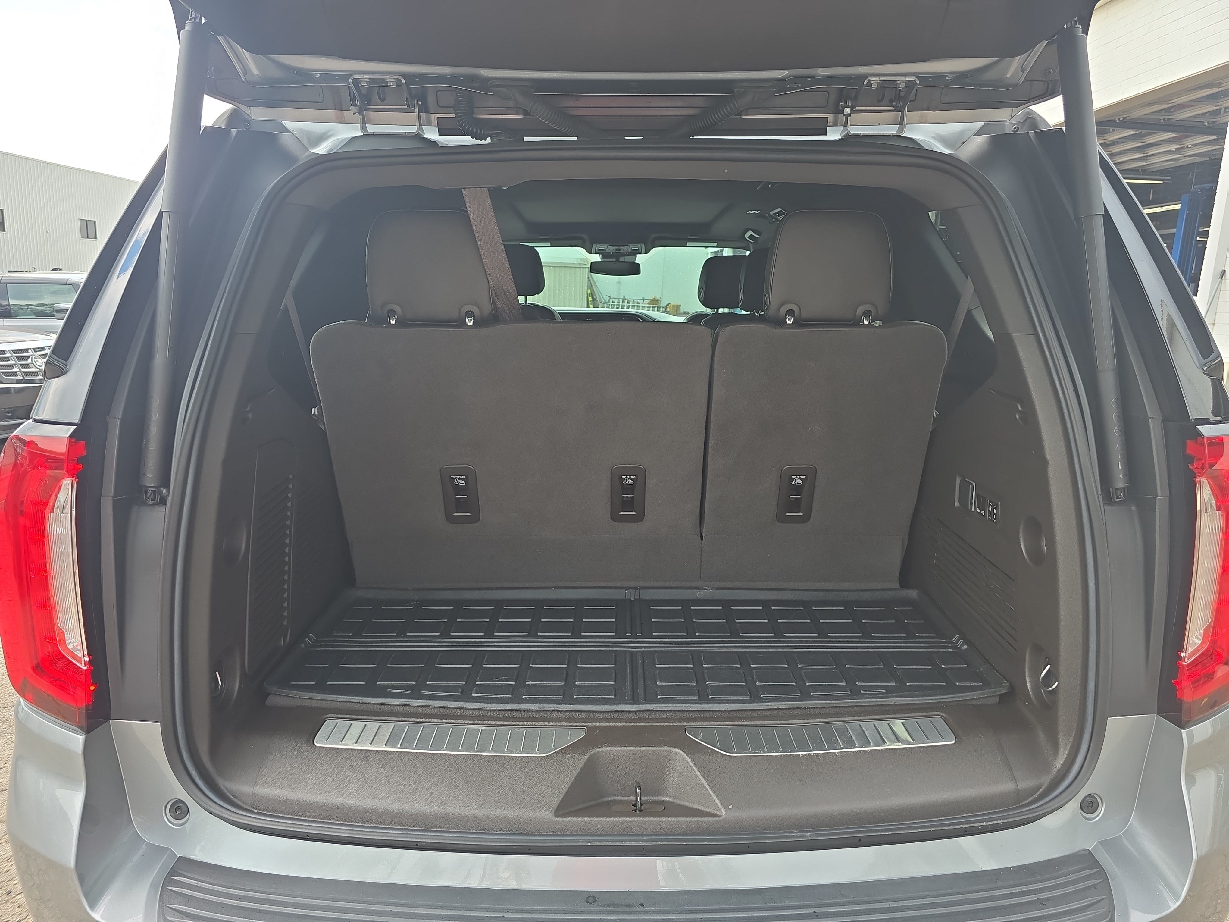 Used 2023 GMC Yukon Denali AWD/4WD image 13