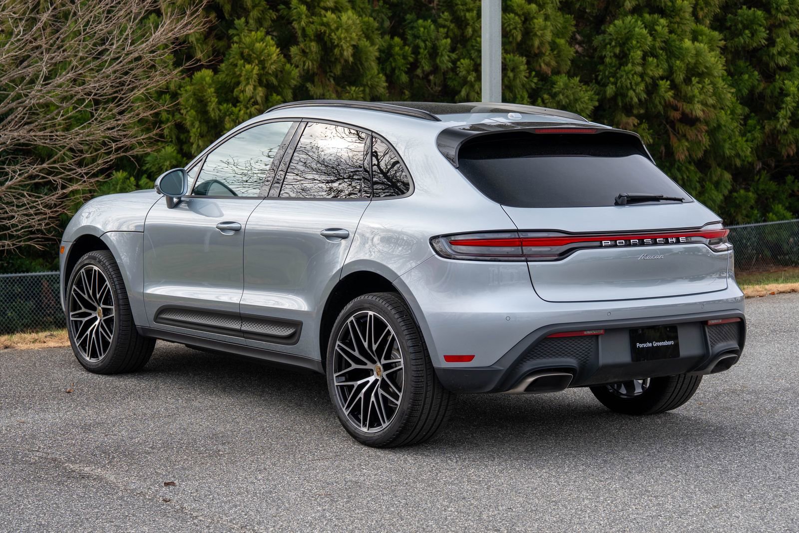 Certified 2025 Porsche Macan image 3