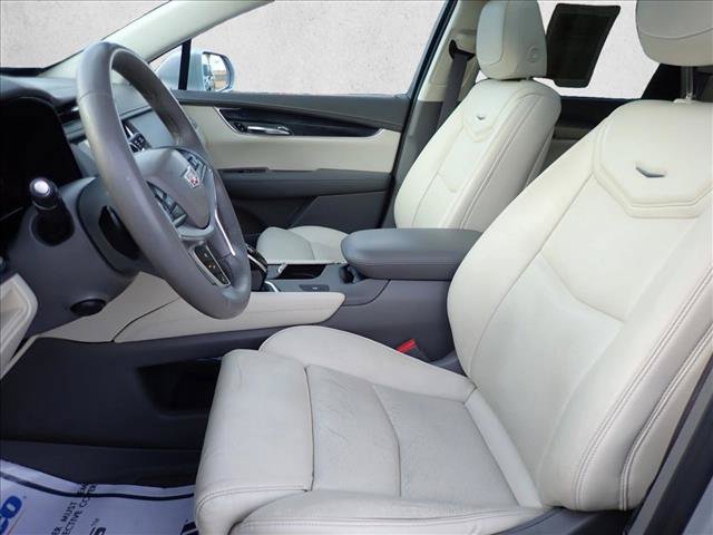 Used 2017 Cadillac XT5 Luxury w/ Driver Awareness Package FWD image 12