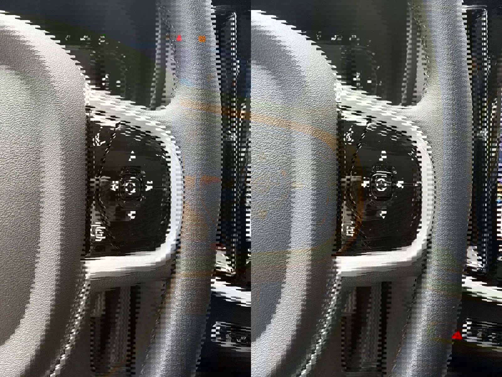 Used 2023 Volvo V60 B5 Cross Country Plus image 27