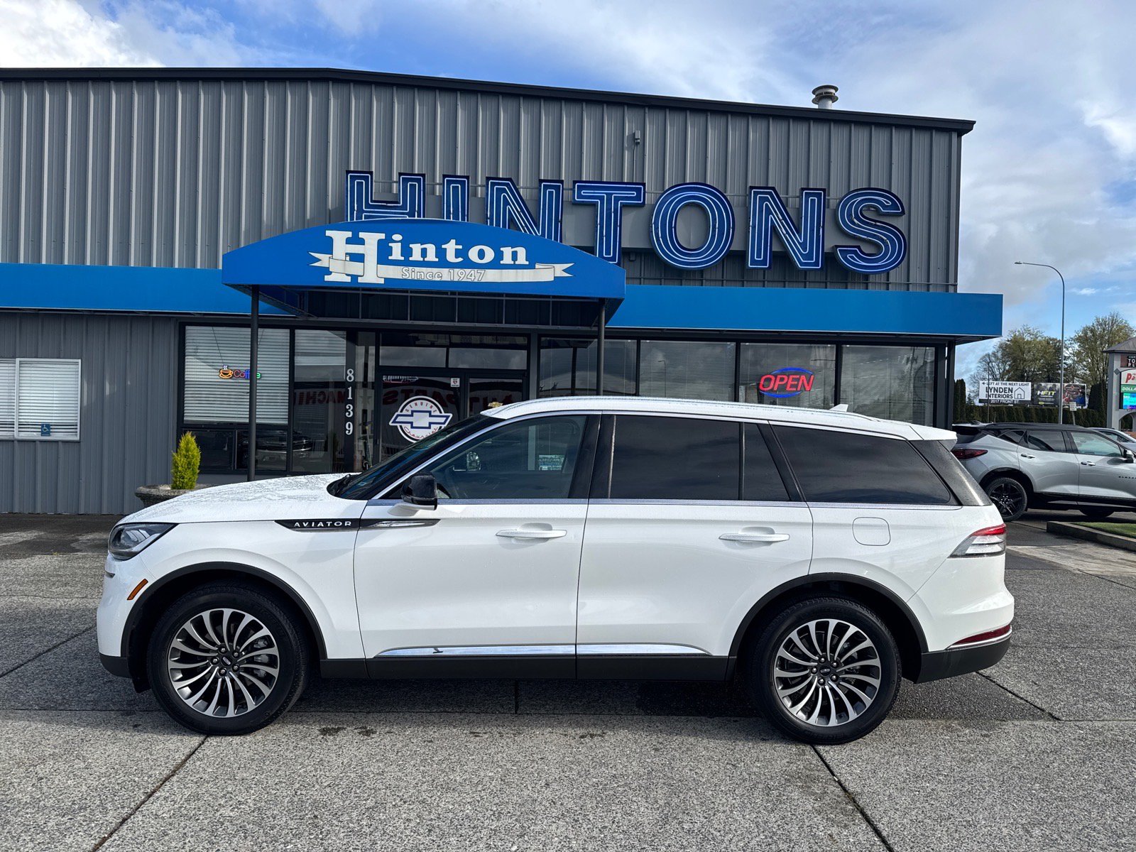 Used 2022 Lincoln Aviator AWD w/ Premium Package image 2