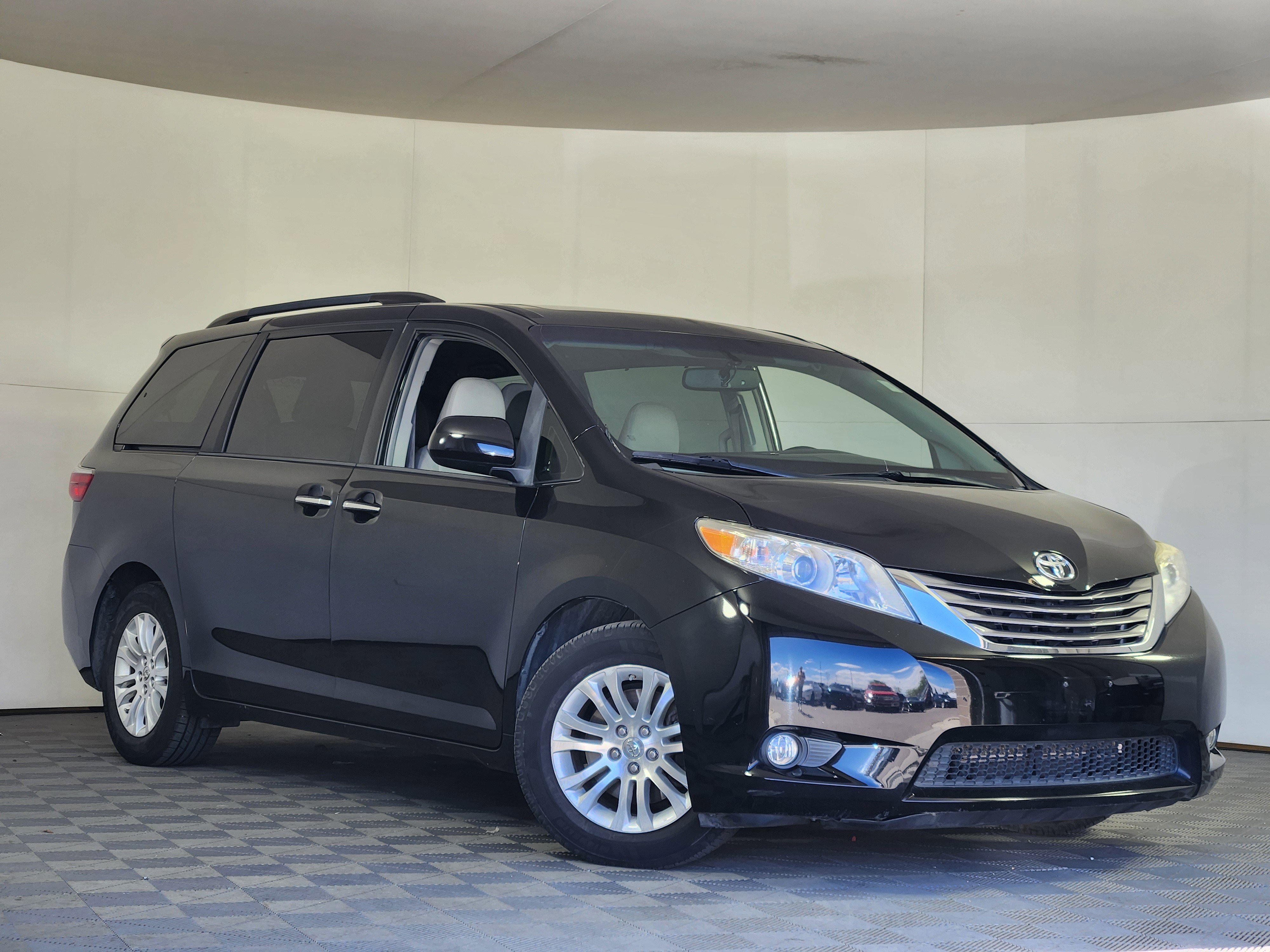 Used 2015 Toyota Sienna XLE Premium FWD image 1