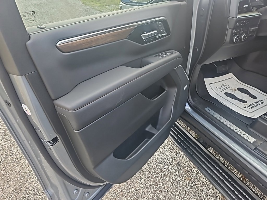 New 2026 Chevrolet Suburban High Country image 8